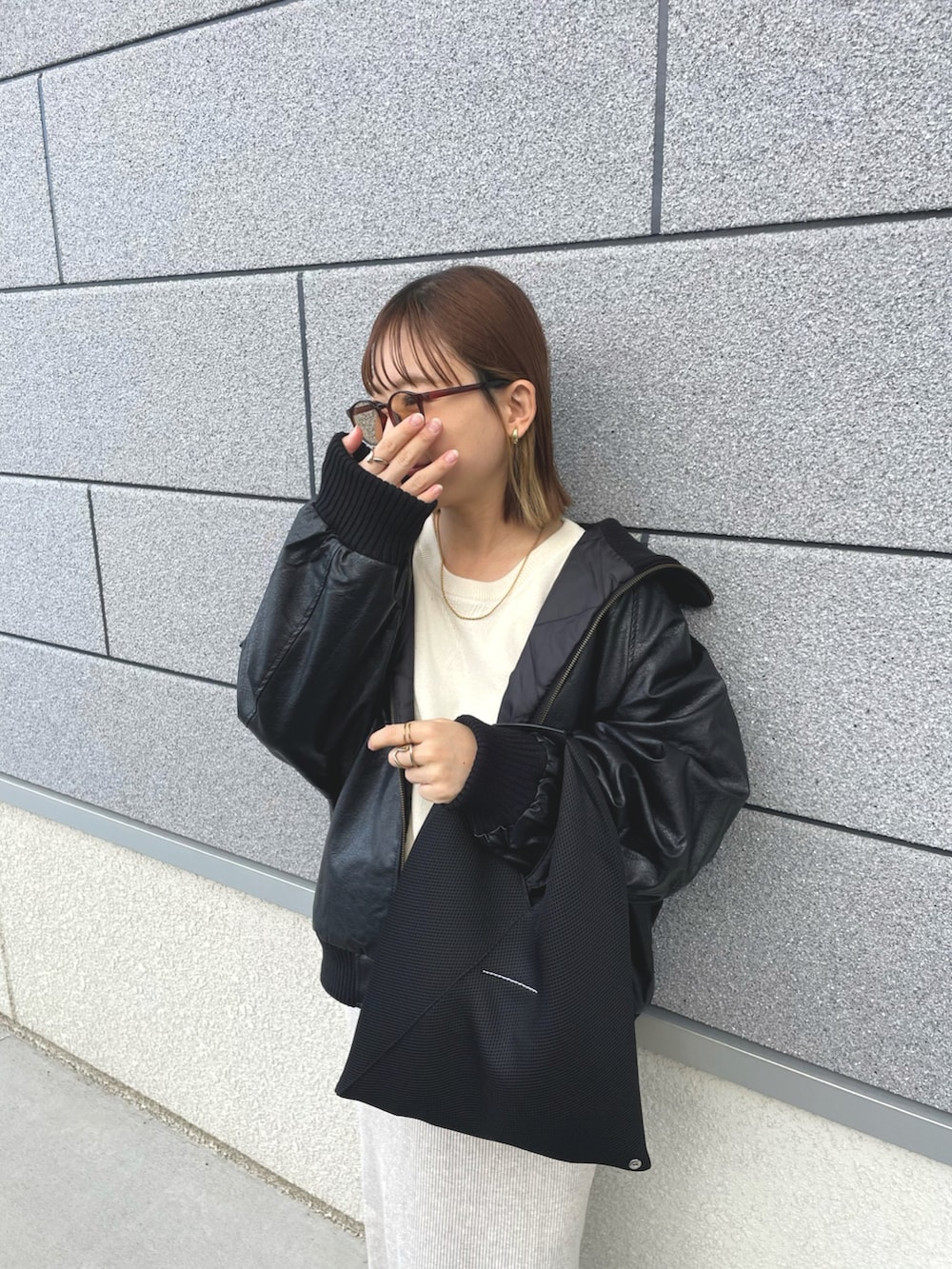 ブラック系のブルゾン、ブラック系のスニーカー、ベージュ系のマタニティウェア/グッズを着用したレディースの秋コーディネートの4枚目の写真