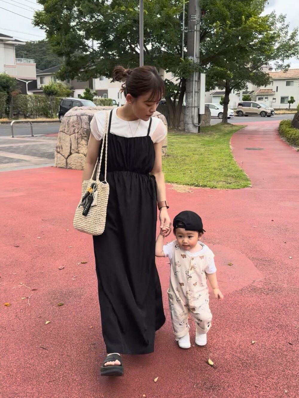 ブラック系のサンダル、ホワイト系のトップス、ブラック系のワンピース/ドレスを着用したレディースの夏コーディネートの3枚目の写真