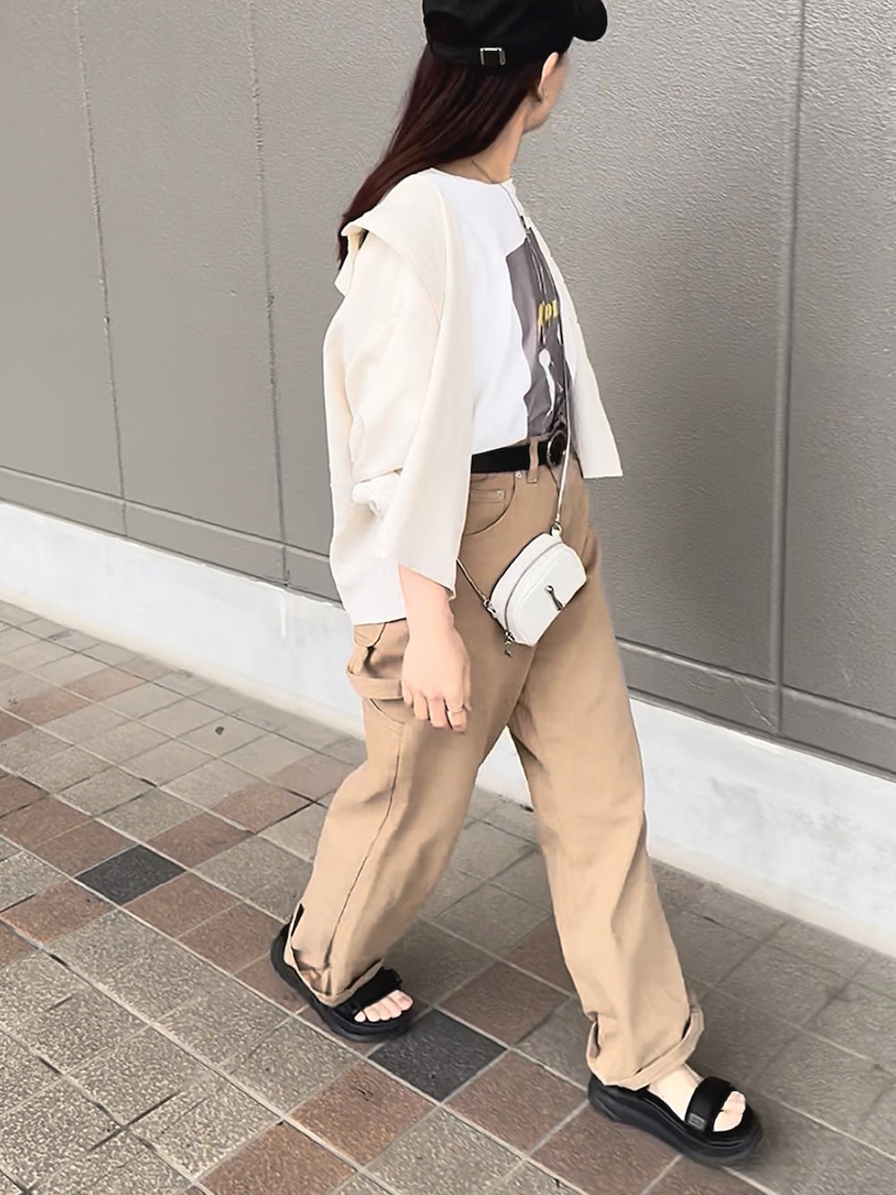 ホワイト系のシャツ/ブラウス、ホワイト系のTシャツ/カットソー、ベージュ系のその他パンツを着用したレディースの春コーディネートの2枚目の写真