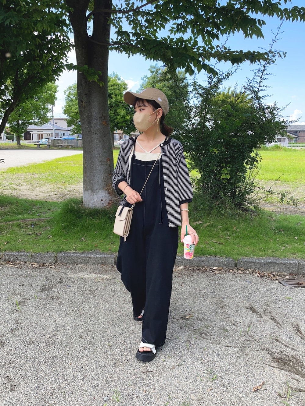 ブラック系のTシャツ/カットソー、ホワイト系のキャミソール、ブラック系のつなぎ/オールインワンを着用したレディースの夏コーディネートの4枚目の写真