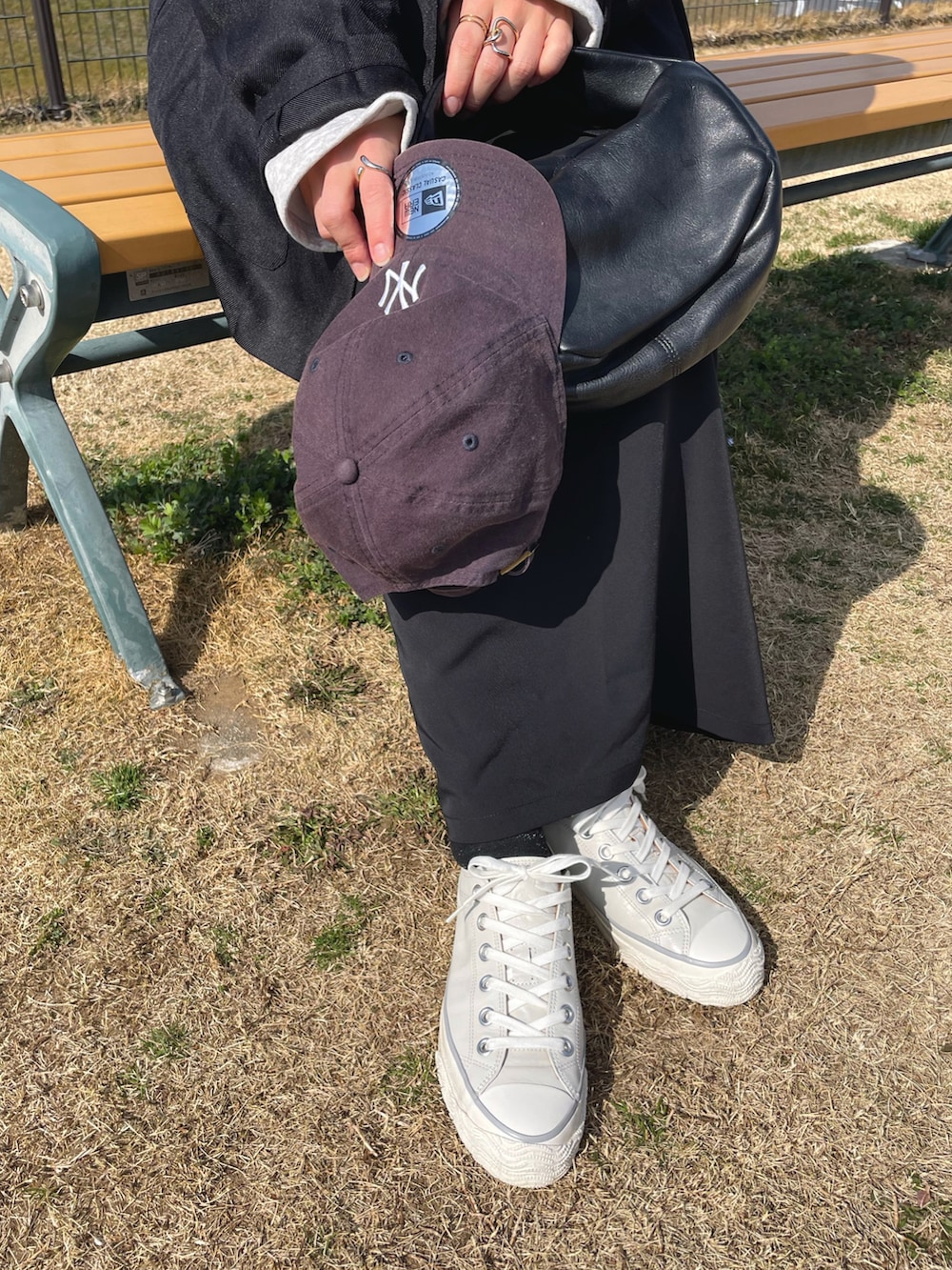 ブラック系のテーラードジャケット、グレー系のスウェット、ホワイト系のスニーカーを着用したレディースの冬コーディネートの3枚目の写真