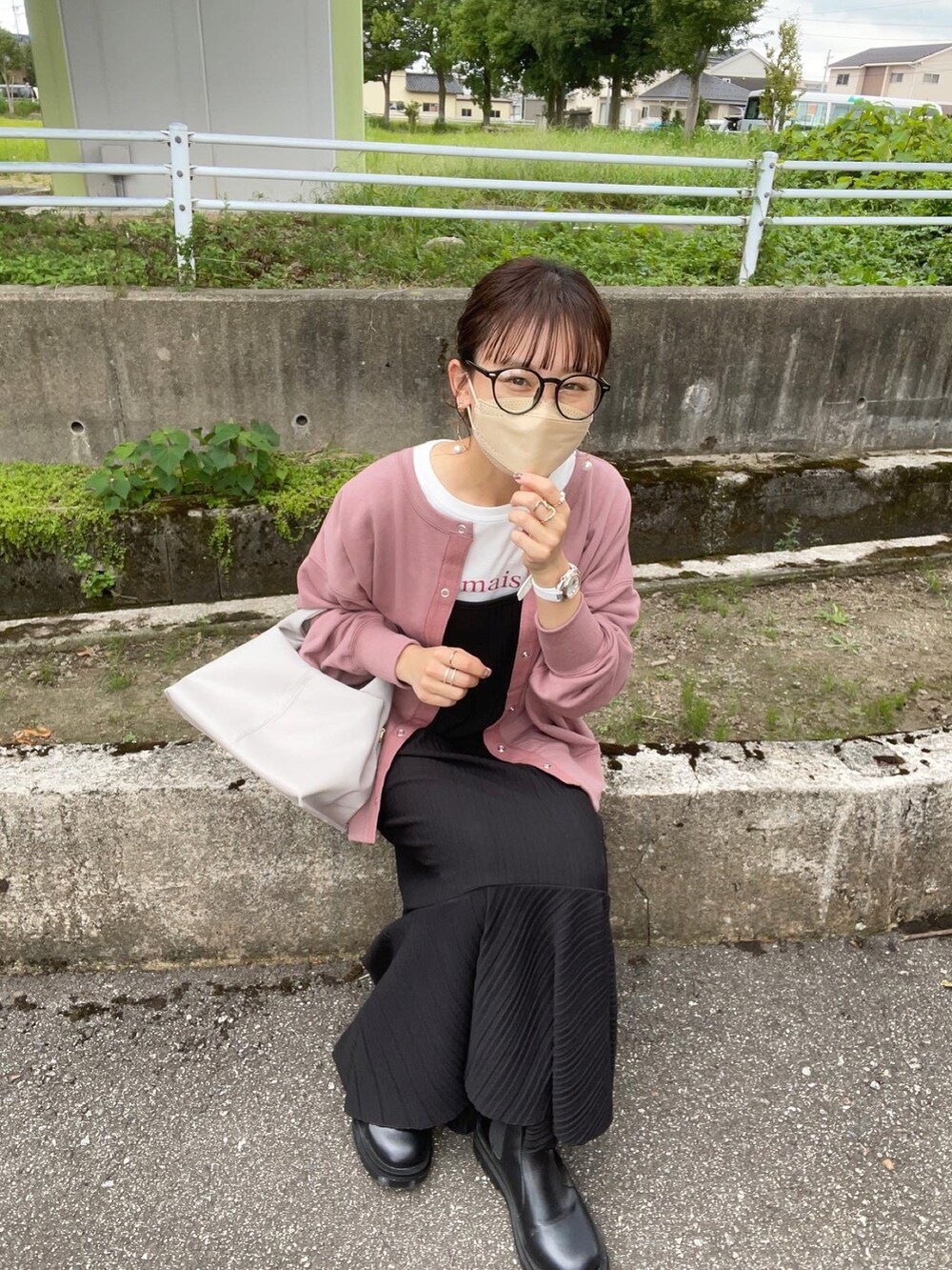 パープル系のカーディガン/ボレロ、ホワイト系のTシャツ/カットソー、ブラック系のワンピースを着用したレディースの秋コーディネートの2枚目の写真