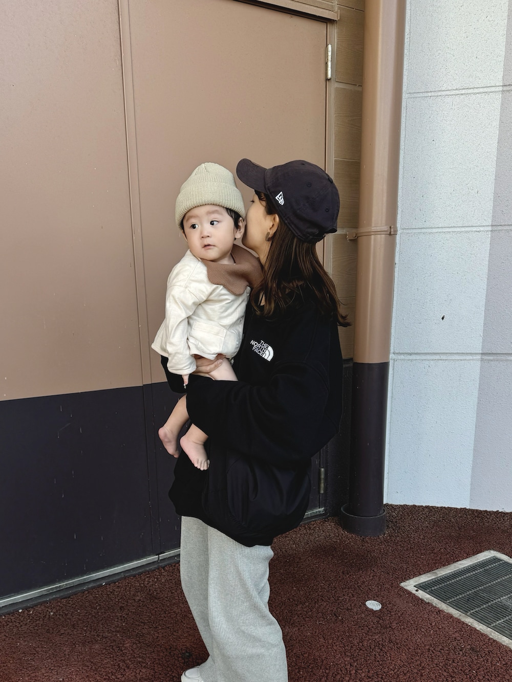 ブラック系のスウェット、グレー系のパンツ、ブラック系のショルダーバッグを着用したレディースの秋コーディネートの3枚目の写真