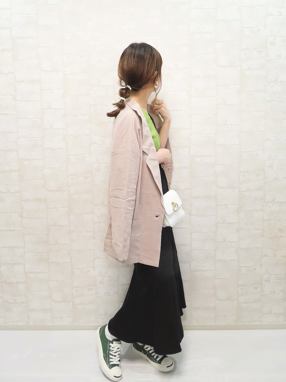 グリーン系のTシャツ/カットソー、ベージュ系のセットアップ、ホワイト系のショルダーバッグを着用したレディースの春コーディネートの2枚目の写真