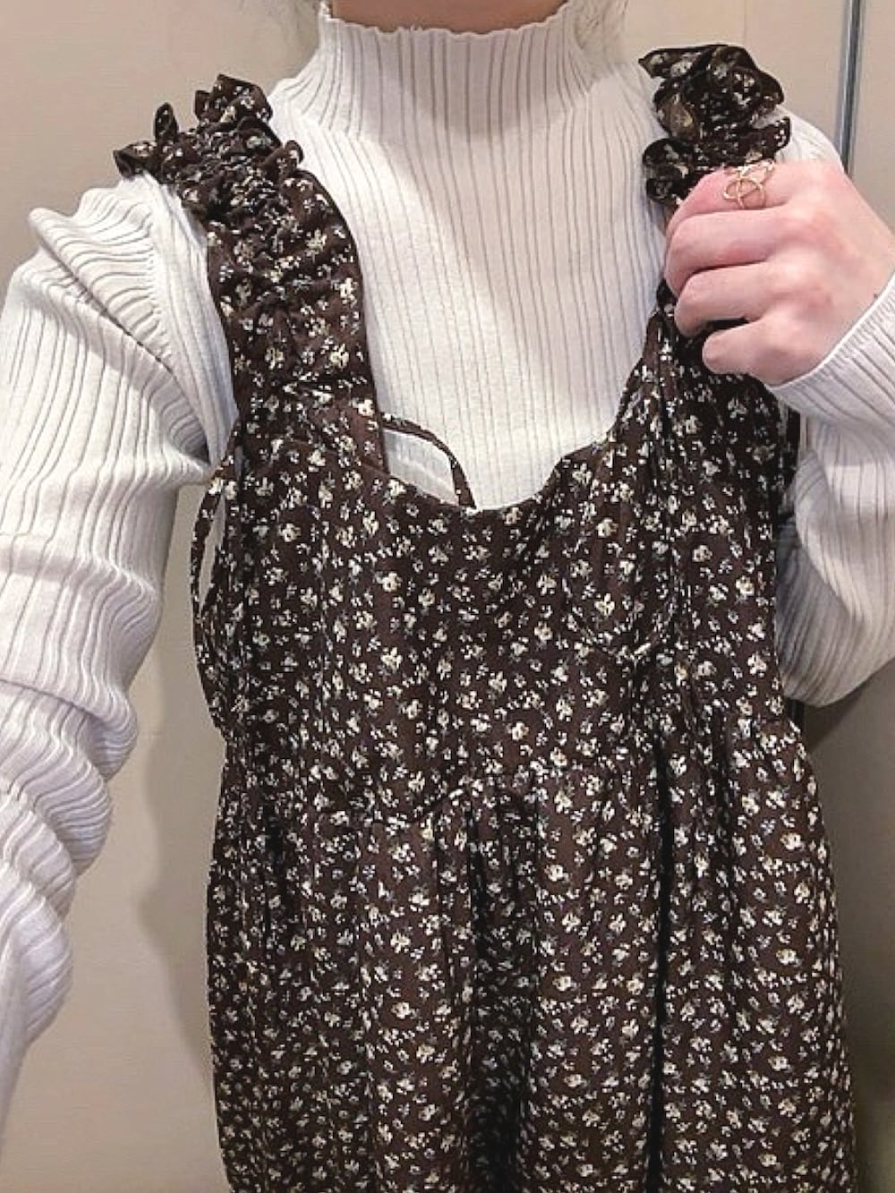 ブラウン系のワンピース/ドレス、ベージュ系のダウンベスト、ホワイト系のニット/セーターを着用したレディースの冬コーディネートの3枚目の写真