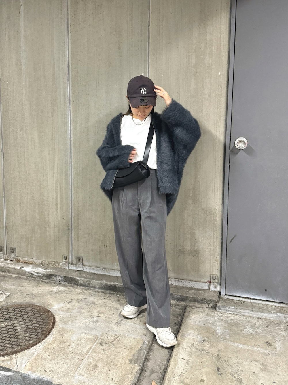 グレー系のカーディガン/ボレロ、ホワイト系のトップス、グレー系のその他パンツを着用したレディースの秋コーディネートの3枚目の写真