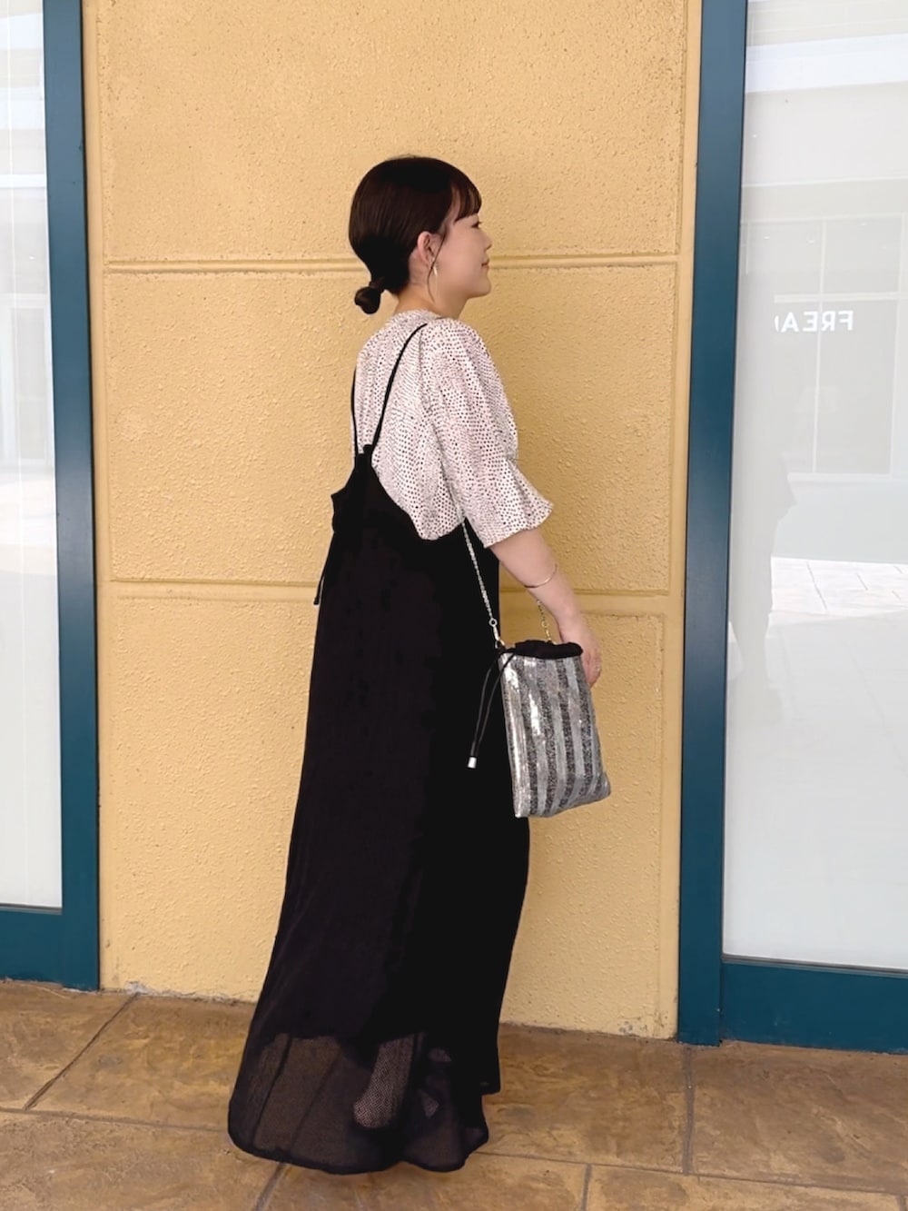 ホワイト系のシャツ/ブラウス、ブラック系のワンピース、シルバー系のショルダーバッグを着用したレディースの夏コーディネートの3枚目の写真