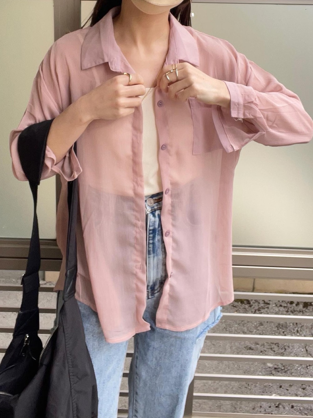 ピンク系のシャツ/ブラウス、ホワイト系のキャミソール、その他のデニムパンツを着用したレディースの春コーディネートの3枚目の写真