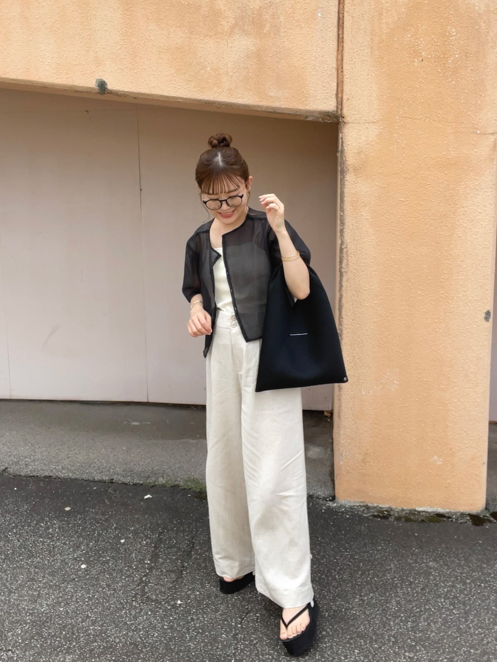 ホワイト系のその他パンツ、ブラック系のシャツ/ブラウス、ホワイト系のキャミソールを着用したレディースの夏コーディネートの2枚目の写真