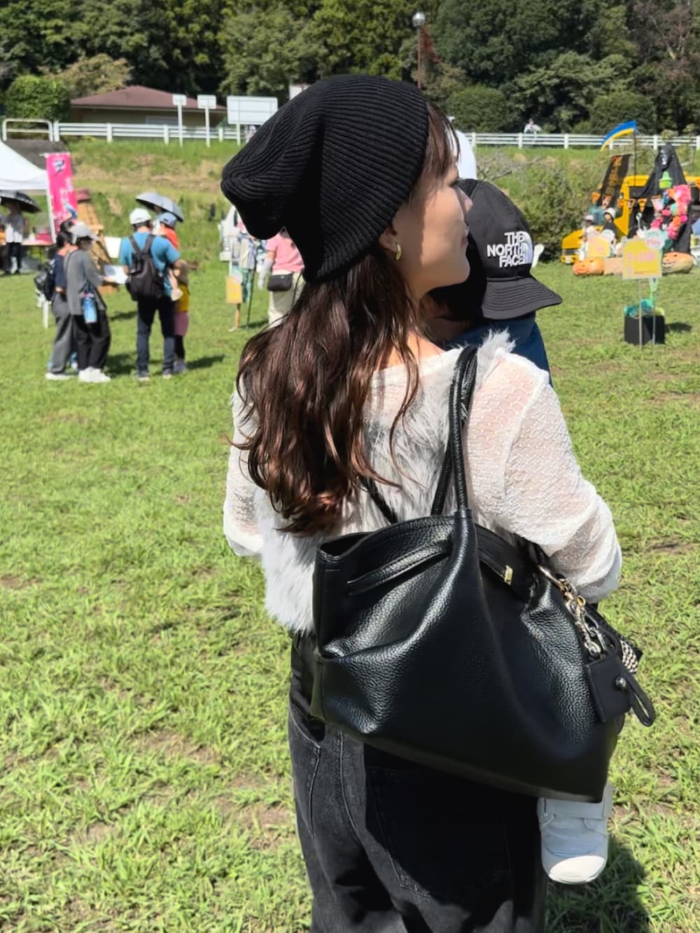 ホワイト系のTシャツ/カットソー、グレー系のベスト、ブラック系のパンツを着用したレディースの秋コーディネートの2枚目の写真