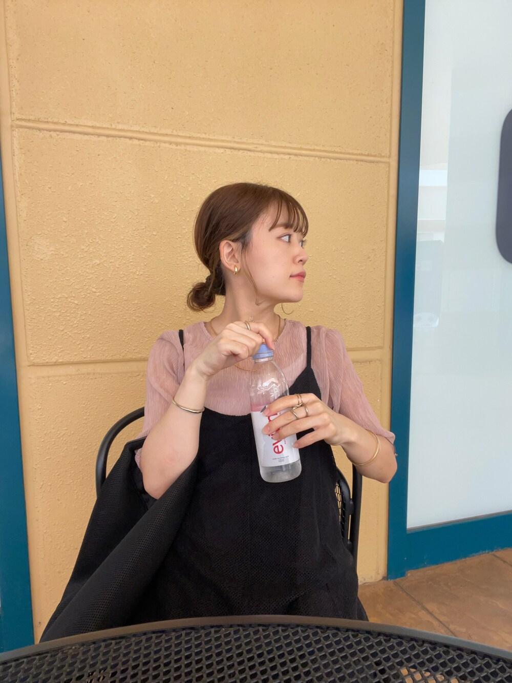 ピンク系のシャツ/ブラウス、ブラック系のワンピース、ブラック系のトートバッグを着用したレディースの夏コーディネートの4枚目の写真