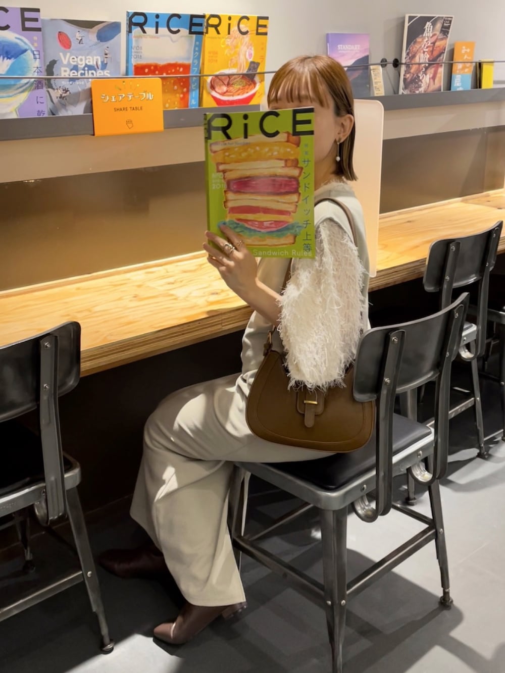 ホワイト系のシャツ/ブラウス、ベージュ系のワンピース、ブラウン系のバッグを着用したレディースの秋コーディネートの2枚目の写真