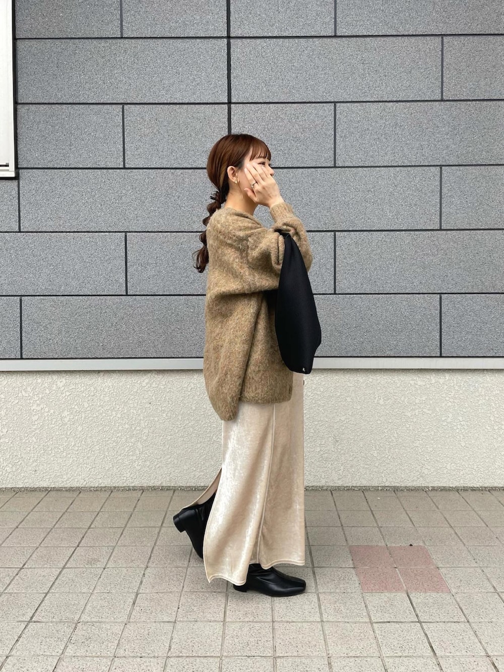 グリーン系のカーディガン/ボレロ、ホワイト系のワンピース、ブラック系のトートバッグを着用したレディースの秋コーディネートの5枚目の写真