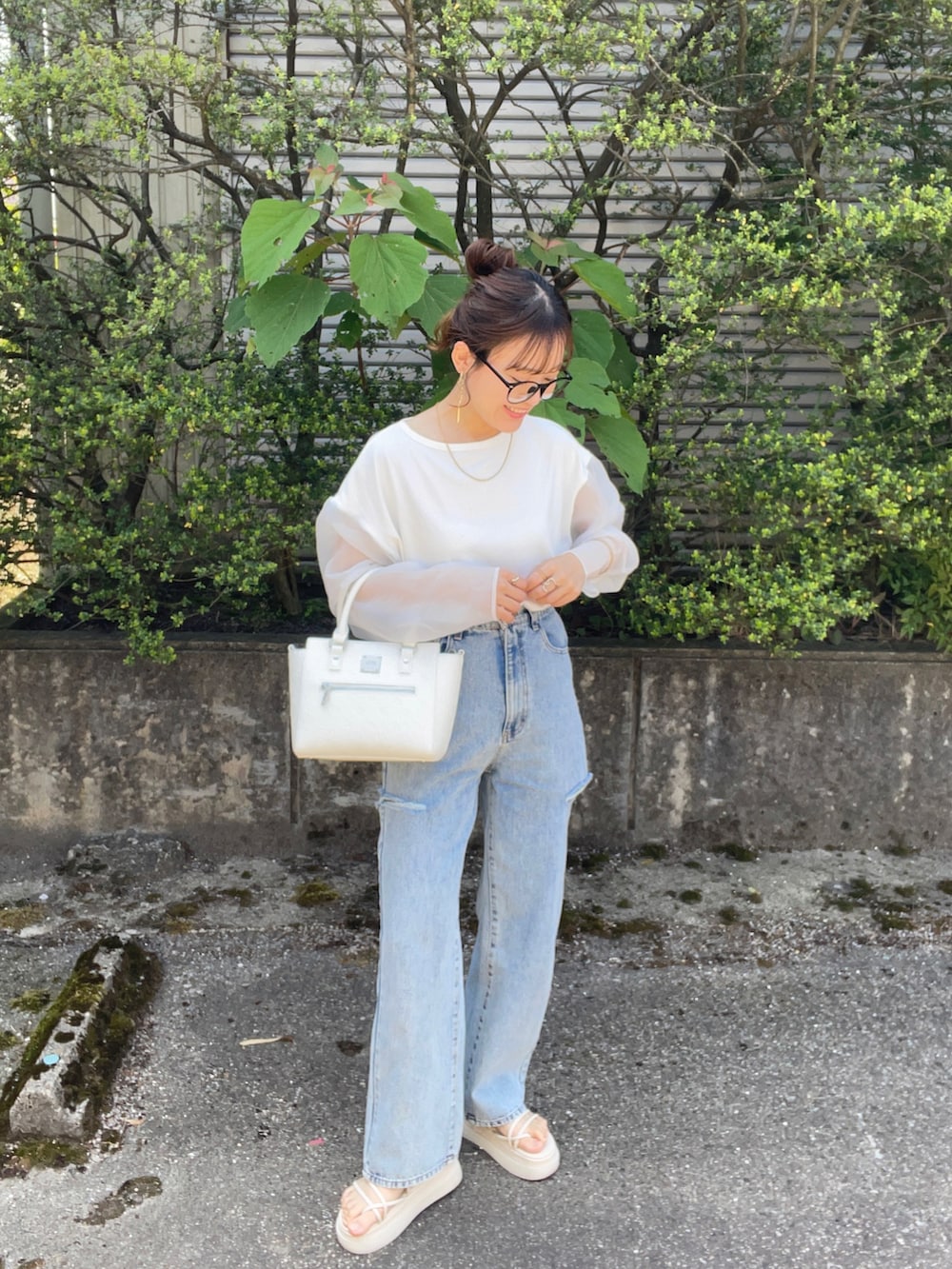 ホワイト系のハンドバッグ、ホワイト系のTシャツ/カットソー、その他のデニムパンツを着用したレディースの春コーディネートの3枚目の写真