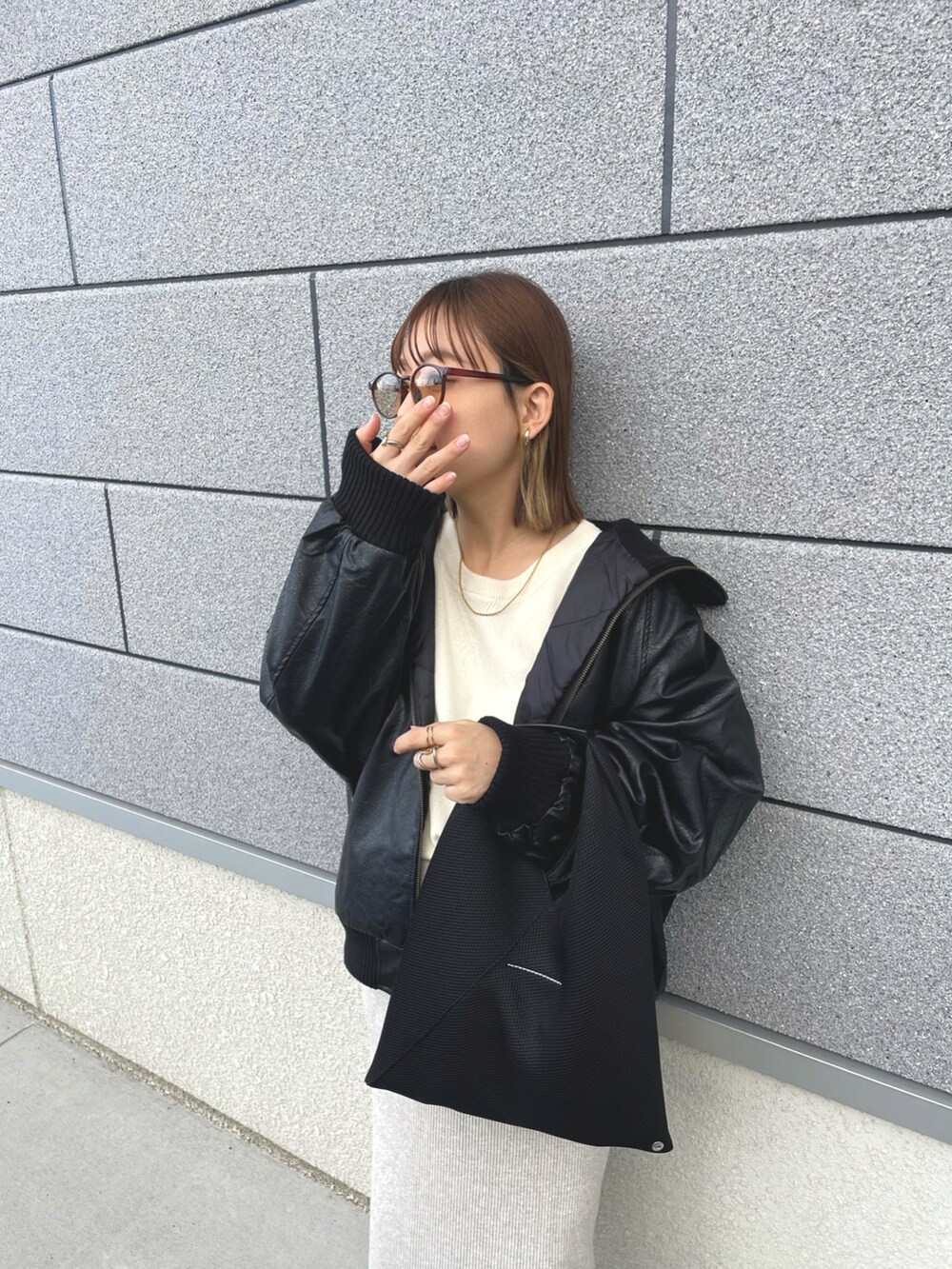 ブラック系のブルゾン、ブラック系のスニーカー、ベージュ系のマタニティウェア/グッズを着用したレディースの秋コーディネートの3枚目の写真