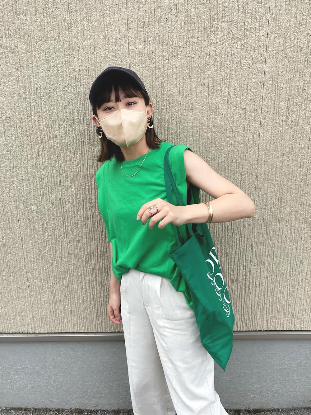 グリーン系のTシャツ/カットソー、ホワイト系のその他パンツ、グリーン系のトートバッグを着用したレディースの夏コーディネートの4枚目の写真