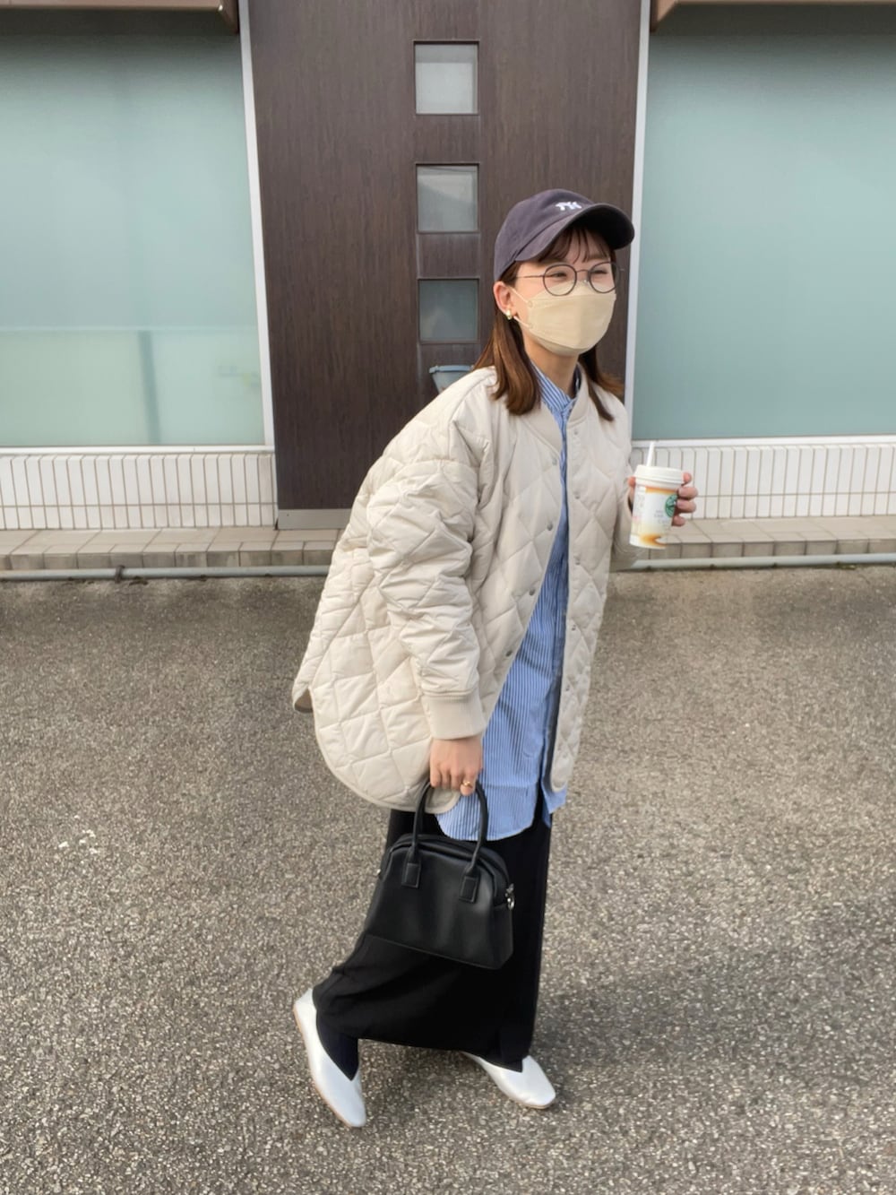 ホワイト系のブルゾン、ブルー系のシャツ/ブラウス、ブラック系のスカートを着用したレディースの冬コーディネートの5枚目の写真