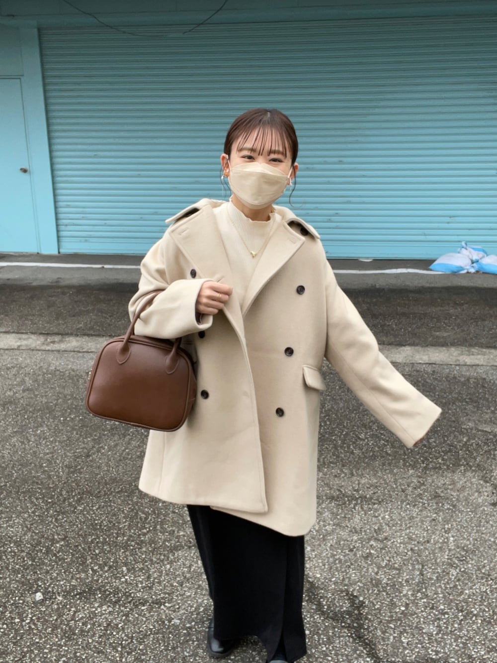 「PR、ピーコート、Sonny Label、冬コーデ、淡色コーデ、ボストンバッグ、タートルネック、ハイネック、スクエアトゥ、モード、クリスマスに着たい服、マイベストコーデ2022、休日スタイル、韓国ファッション、きれいめカジュアル」|「URBAN RESEARCH Sonny Labelのメルトンミディピーコート(ピーコート、ベージュ系)」を使った、chicchimoさん(骨格ナチュラル・レディース・152cm)の冬コーディネートの3枚目の写真