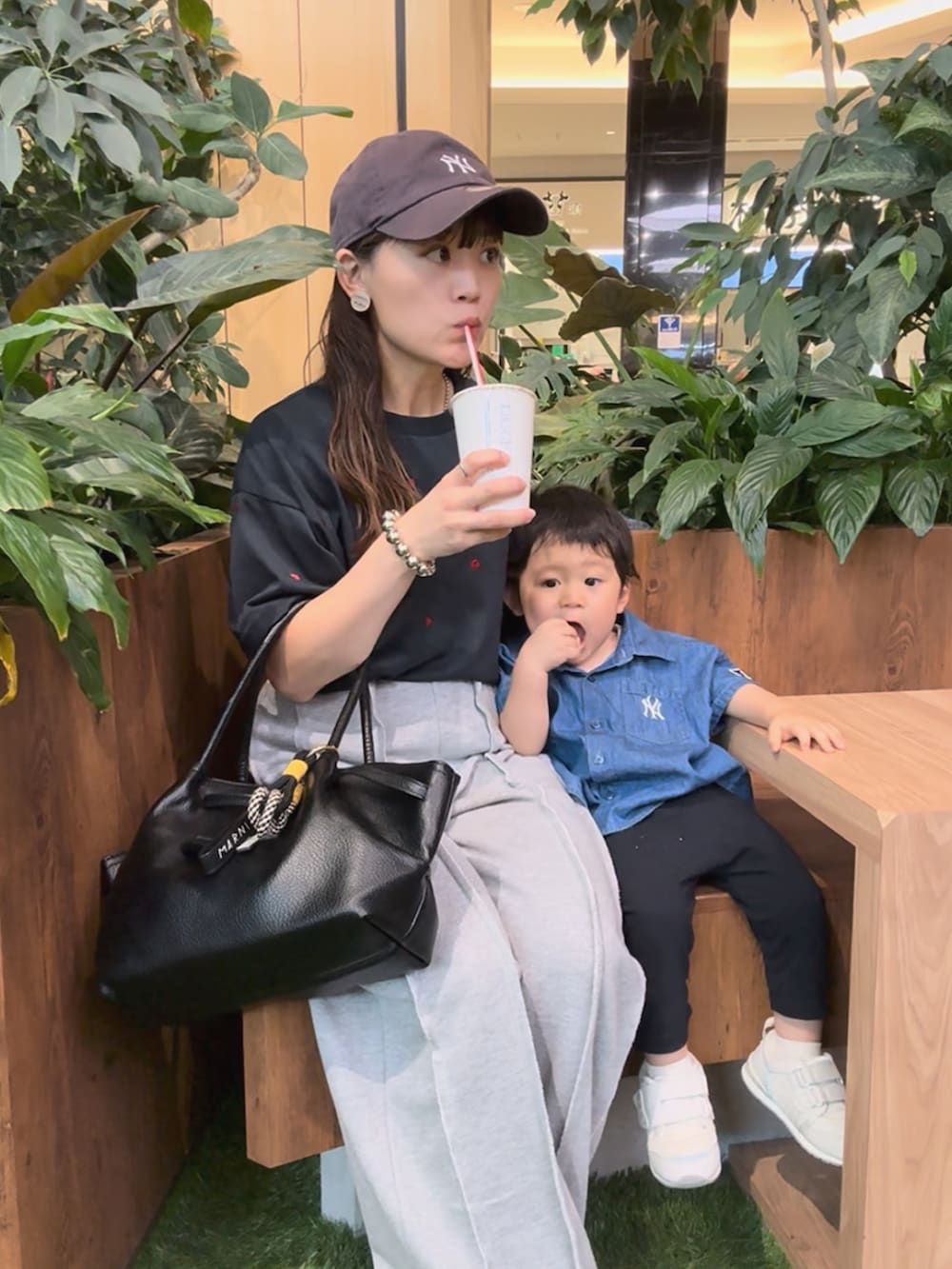 ブルー系のTシャツ/カットソー、グレー系のスウェットパンツ、ブラック系のバッグを着用したレディースの秋コーディネートの4枚目の写真