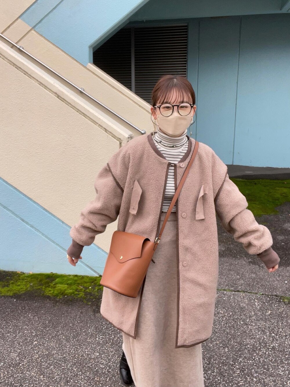 ベージュ系のその他アウター、ホワイト系のニット/セーター、ベージュ系のスカートを着用したレディースの秋コーディネートの4枚目の写真