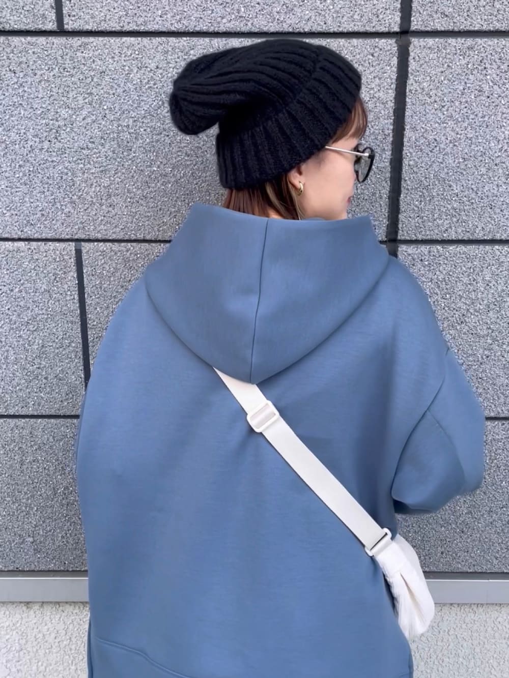 「秋コーデ、パーカー、ニット帽、ショルダーバッグ、シンプルコーデ、メガネ女子、UNIQLO、スニーカー、休日スタイル、お出かけコーデ、スポーツミックス、スウェット、ロングスカート、ストリート、カジュアルコーデ」｜「Javaの《JaVaジャバ コラボ》滑らか＆艶やか。ダンボールニットカンガルーポケットパーカー（パーカー、ブルー系）」を使った、chicchimoさん（骨格ナチュラル・レディース・152cm）の秋コーディネートの3枚目の写真