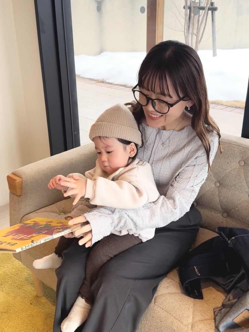 グレー系のTシャツ/カットソー、ブルー系のデニムジャケット、グレー系のその他パンツを着用したレディースの冬コーディネートの3枚目の写真