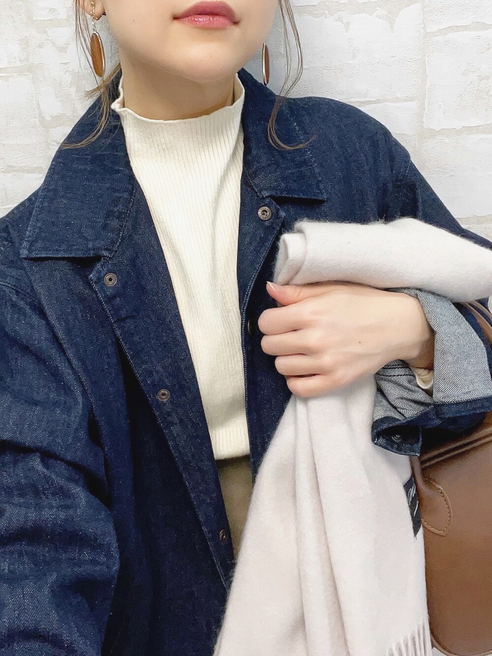 「今日のコスメと服、デニムジャケット、春先取り、タートルネック、マフラーぐるぐる、私の推しブランド、タックイン、きれいめカジュアル、プチプラ、あったかコーデ、ボストンバッグ、マーメイドスカート、オーバーサイズ、ビッグシルエット、ブーツ」|「GUのアイテム(デニムジャケット、ブルー系)」を使った、chicchimoさん(レディース・152cm)の冬コーディネートの4枚目の写真