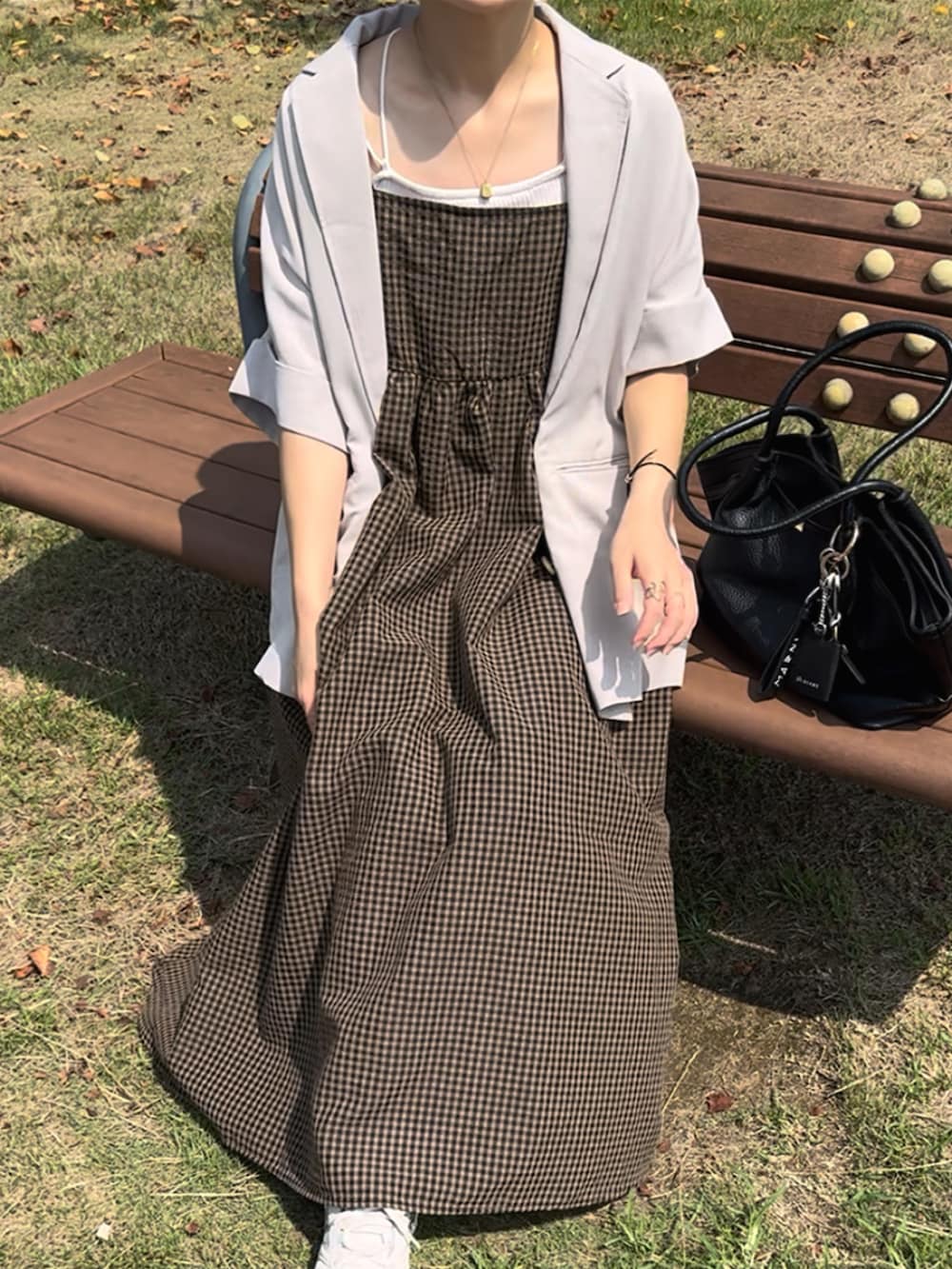 グレー系のシャツ/ブラウス、ブラウン系のワンピース、ホワイト系のスニーカーを着用したレディースの秋コーディネートの2枚目の写真