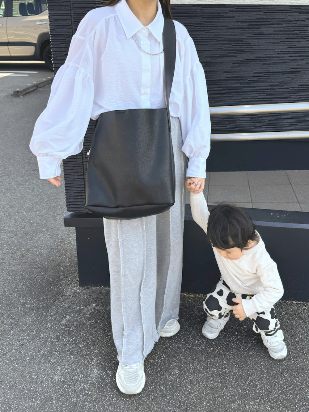 グレー系のスウェットパンツ、ホワイト系のシャツ/ブラウス、ベージュ系のスニーカーを着用したレディースの春コーディネートの5枚目の写真