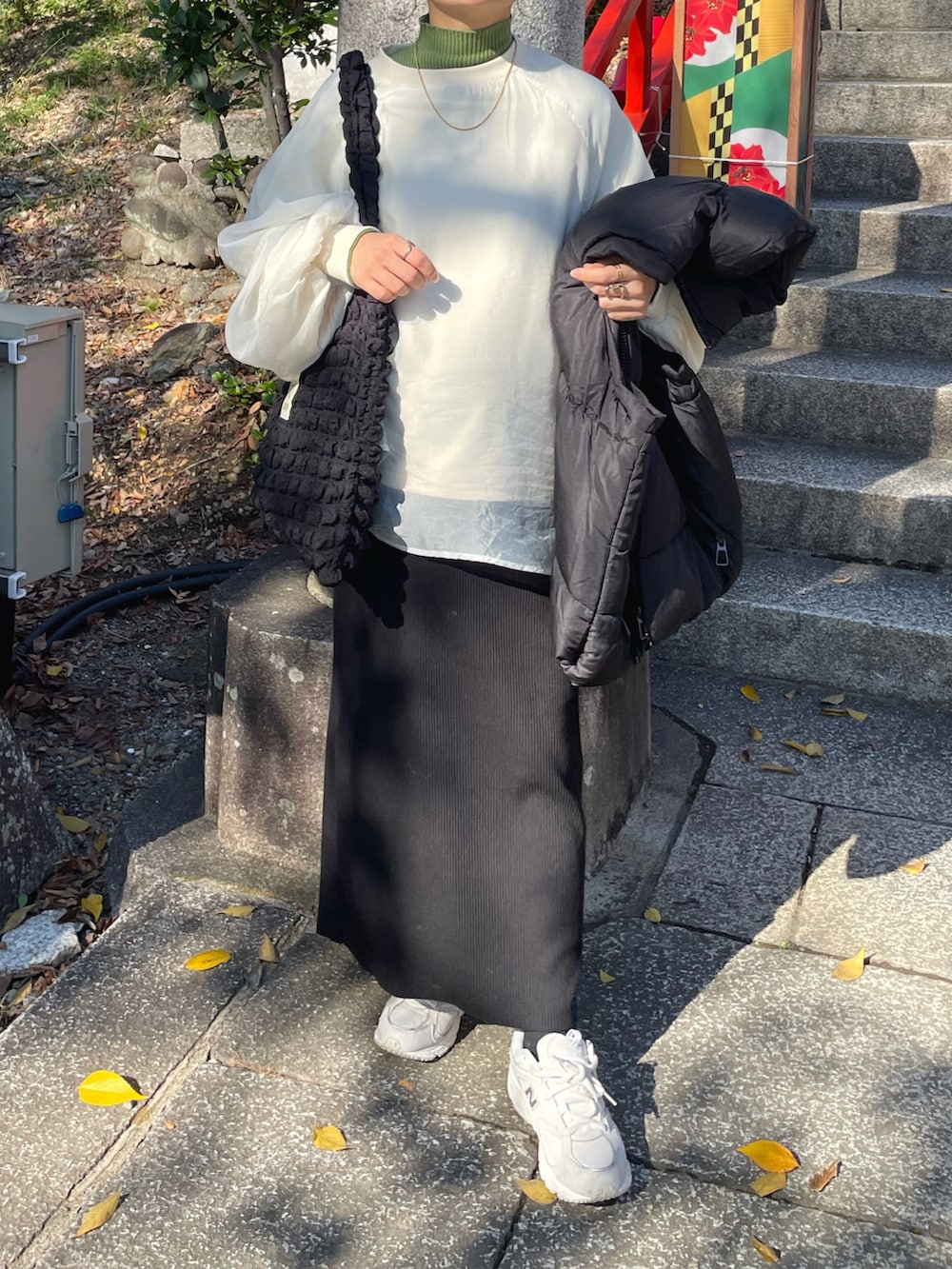 ホワイト系のスウェット、グリーン系のニット/セーター、ブラック系のトートバッグを着用したレディースの秋コーディネートの3枚目の写真