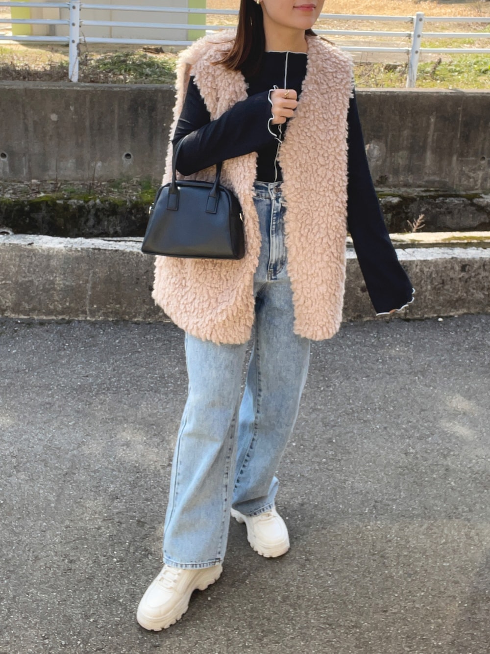 ベージュ系のベスト、ブラック系のTシャツ/カットソー、その他のデニムパンツを着用したレディースの春コーディネートの5枚目の写真