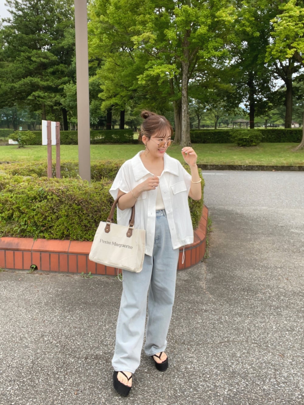ホワイト系のシャツ/ブラウス、ブルー系のデニムパンツ、ホワイト系のトートバッグを着用したレディースの夏コーディネートの3枚目の写真
