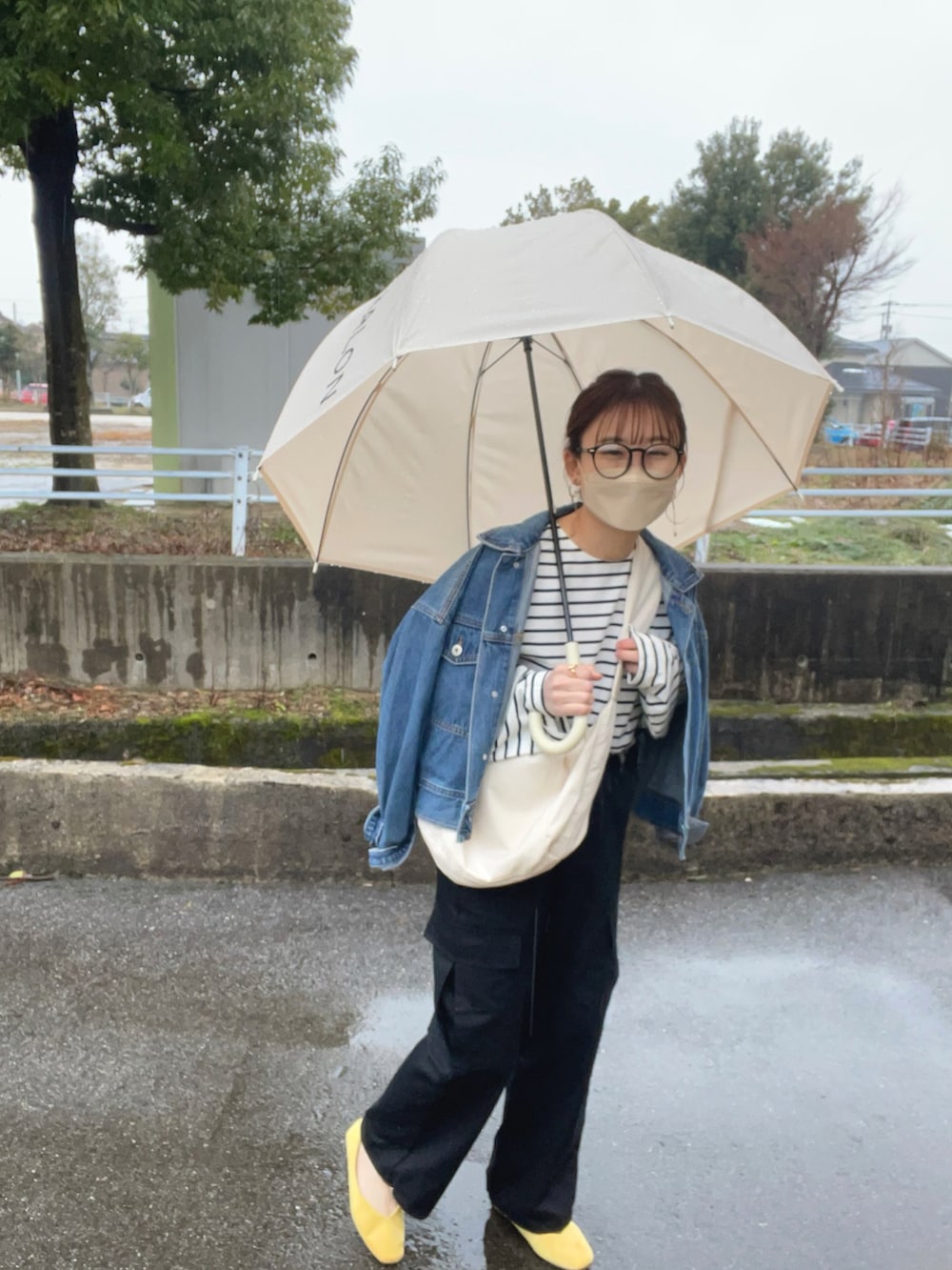 ホワイト系のTシャツ/カットソー、ブルー系のデニムジャケット、ブラック系のカーゴパンツを着用したレディースの冬コーディネートの2枚目の写真