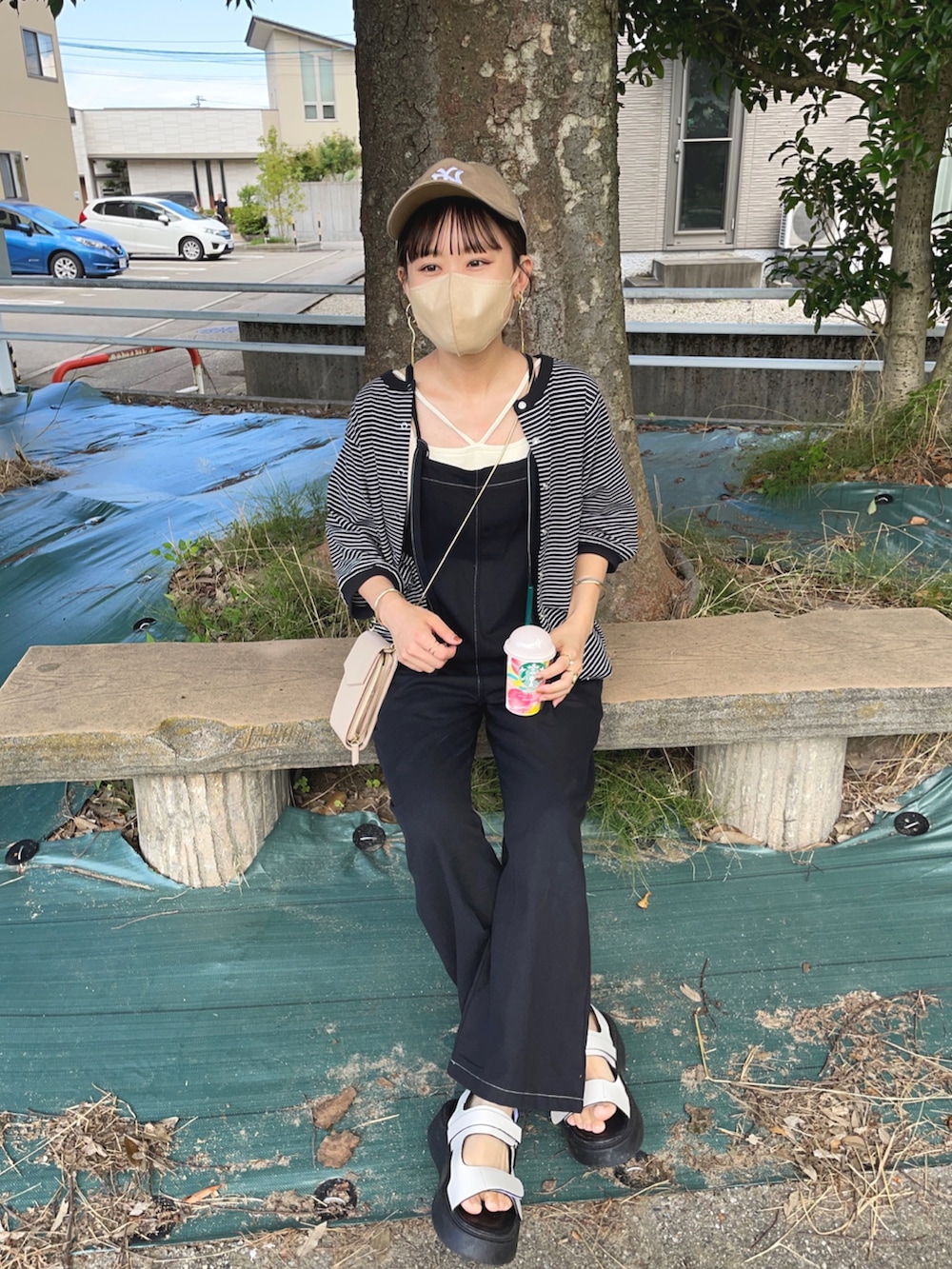 ブラック系のTシャツ/カットソー、ホワイト系のキャミソール、ブラック系のつなぎ/オールインワンを着用したレディースの夏コーディネートの2枚目の写真