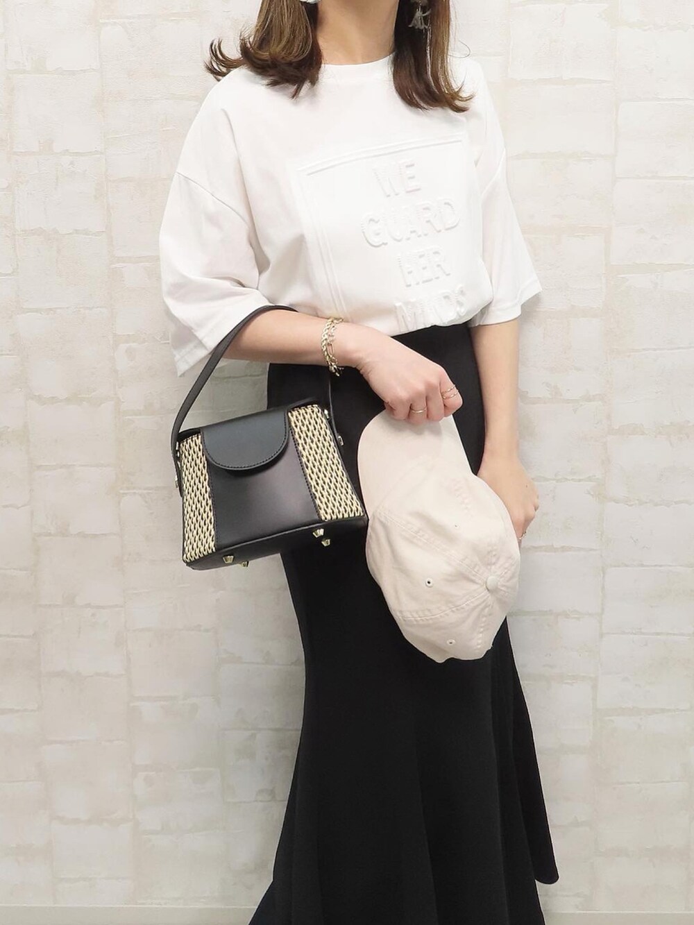 ホワイト系のTシャツ/カットソー、ブルー系のシャツ/ブラウス、ゴールド系のリングを着用したレディースの春コーディネートの2枚目の写真