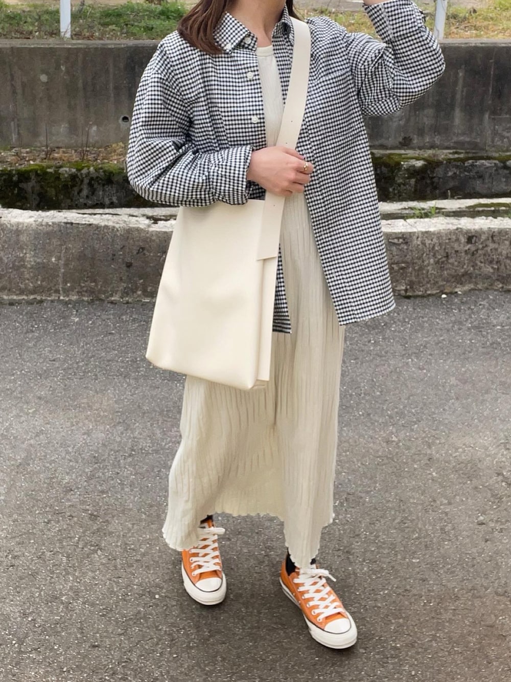 ブラック系のシャツ/ブラウス、ホワイト系のワンピース、ホワイト系のショルダーバッグを着用したレディースの春コーディネートの4枚目の写真