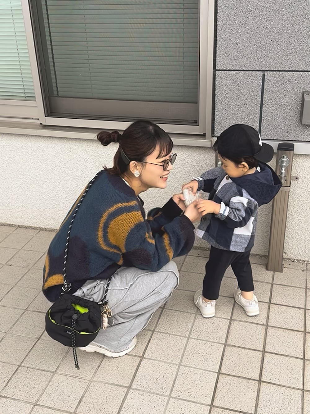 グレー系のスウェットパンツ、ブルー系のニット/セーター、ホワイト系のスニーカーを着用したレディースの冬コーディネートの4枚目の写真