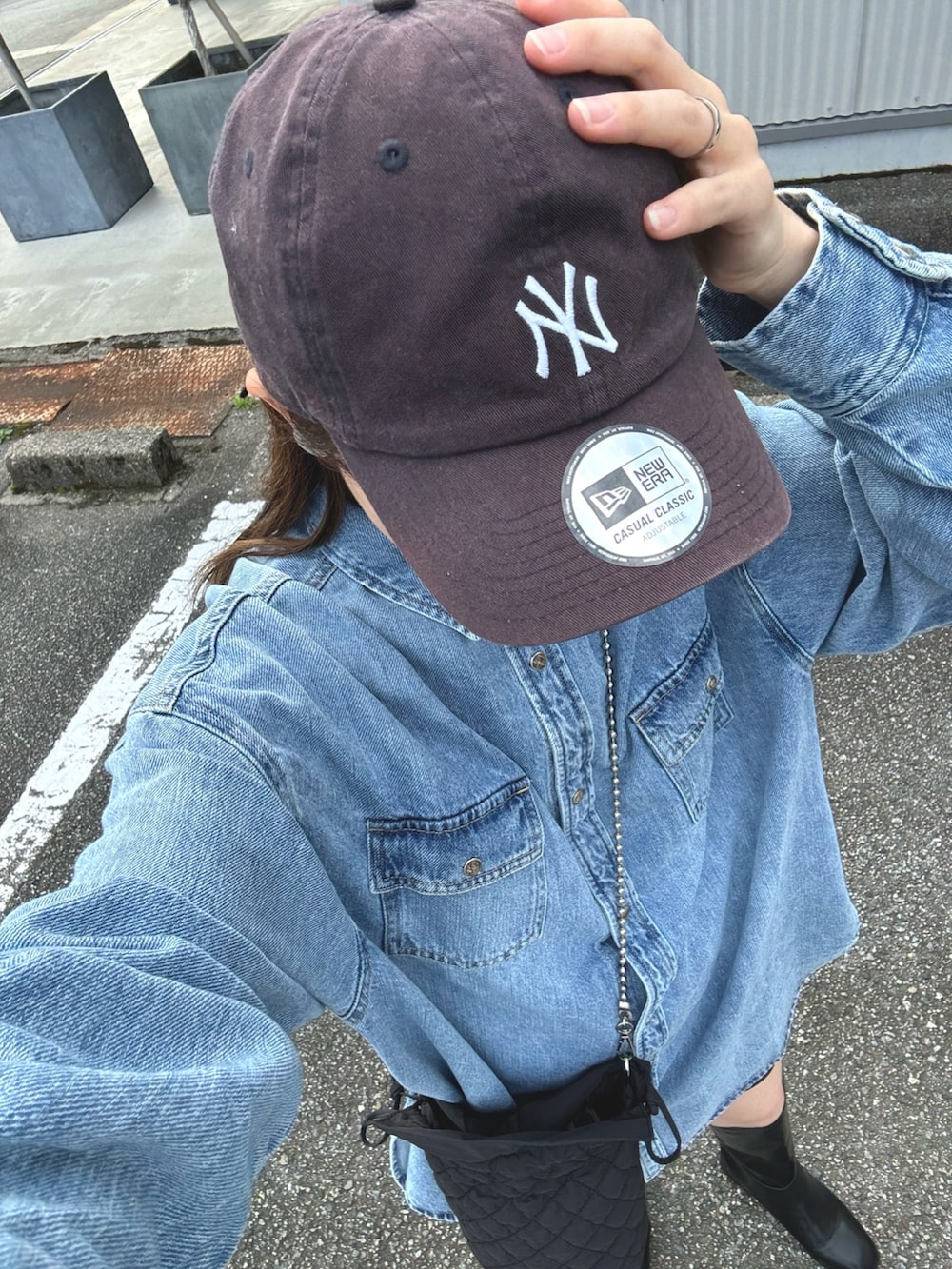 ブルー系のシャツ/ブラウス、ホワイト系のベスト、ブラック系のその他パンツを着用したレディースの秋コーディネートの2枚目の写真