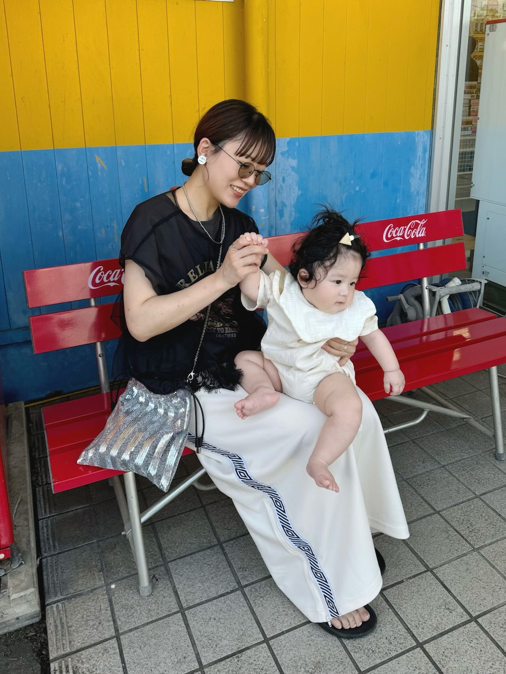 その他のTシャツ/カットソー、ホワイト系のスカート、シルバー系のショルダーバッグを着用したレディースの夏コーディネートの2枚目の写真