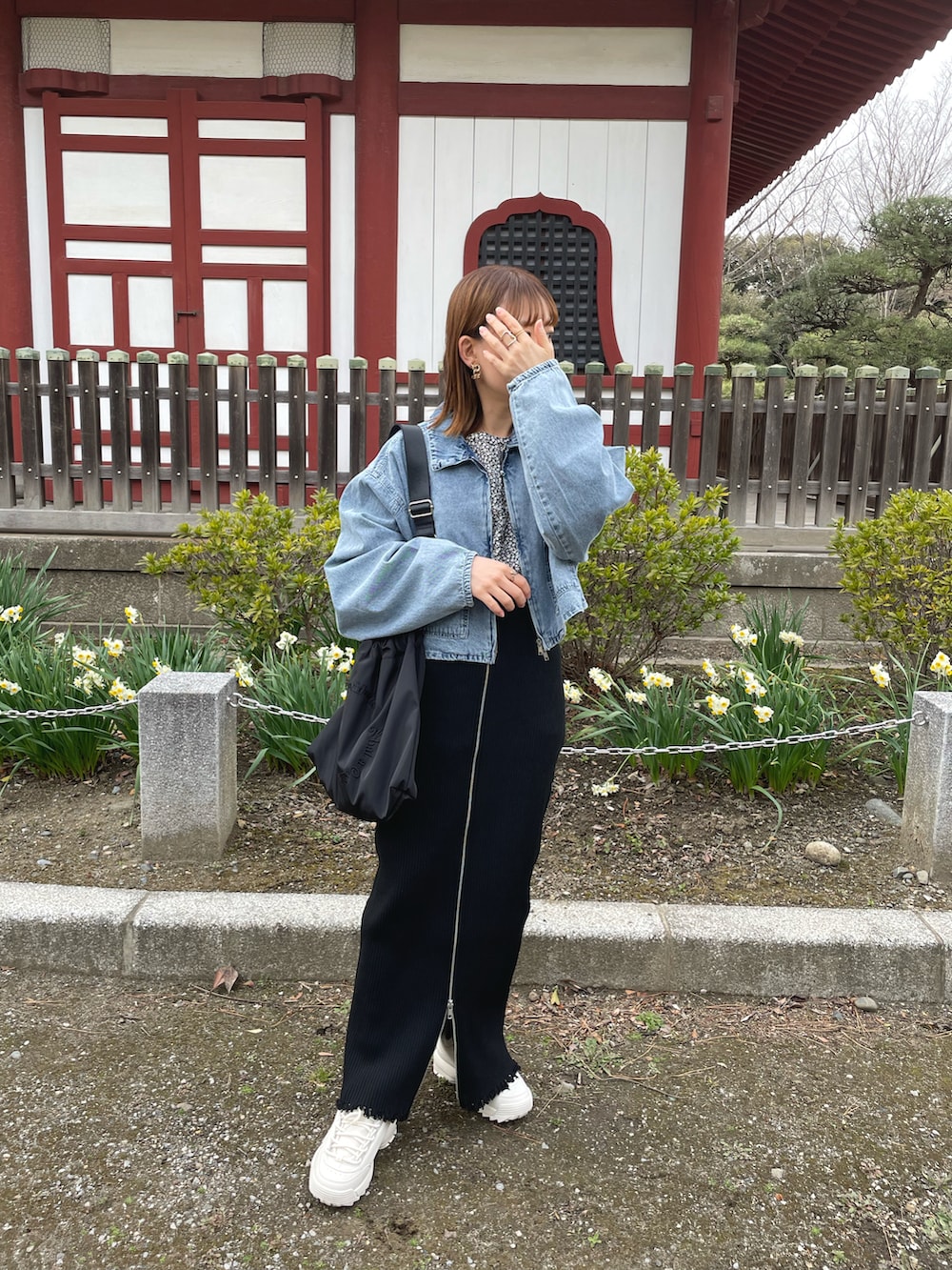 ブラック系のシャツ/ブラウス、ブルー系のデニムジャケット、ブラック系のスカートを着用したレディースの春コーディネートの4枚目の写真
