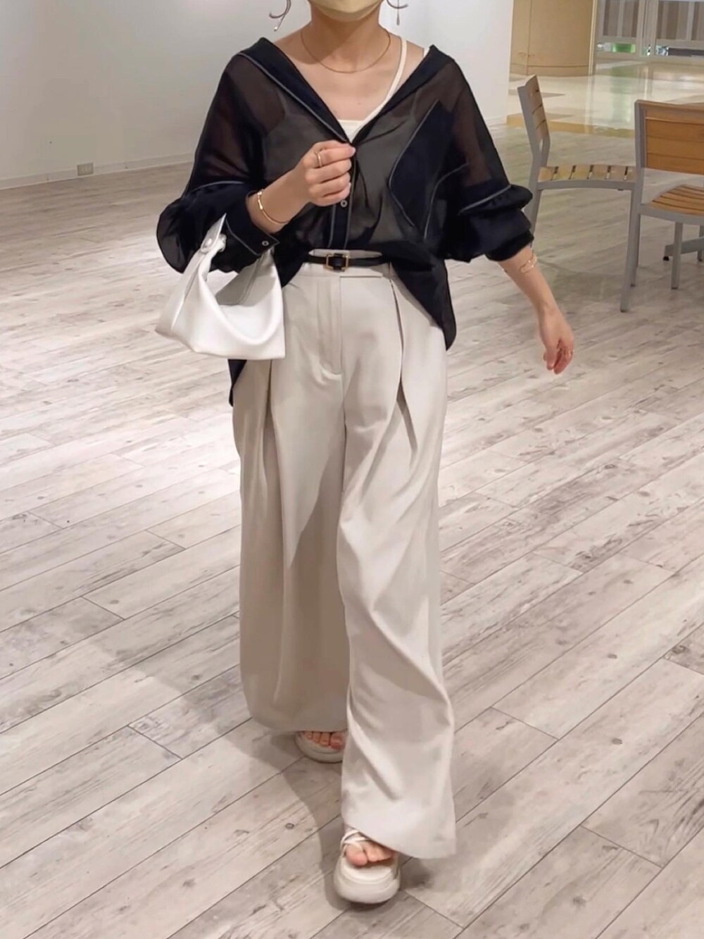 ブラック系のシャツ/ブラウス、ホワイト系のキャミソール、ホワイト系のスラックスを着用したレディースの夏コーディネートの4枚目の写真