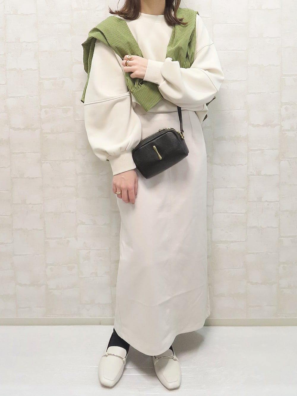 グリーン系のシャツ/ブラウス、ホワイト系のTシャツ/カットソー、ホワイト系のスカートを着用したレディースの春コーディネートの3枚目の写真
