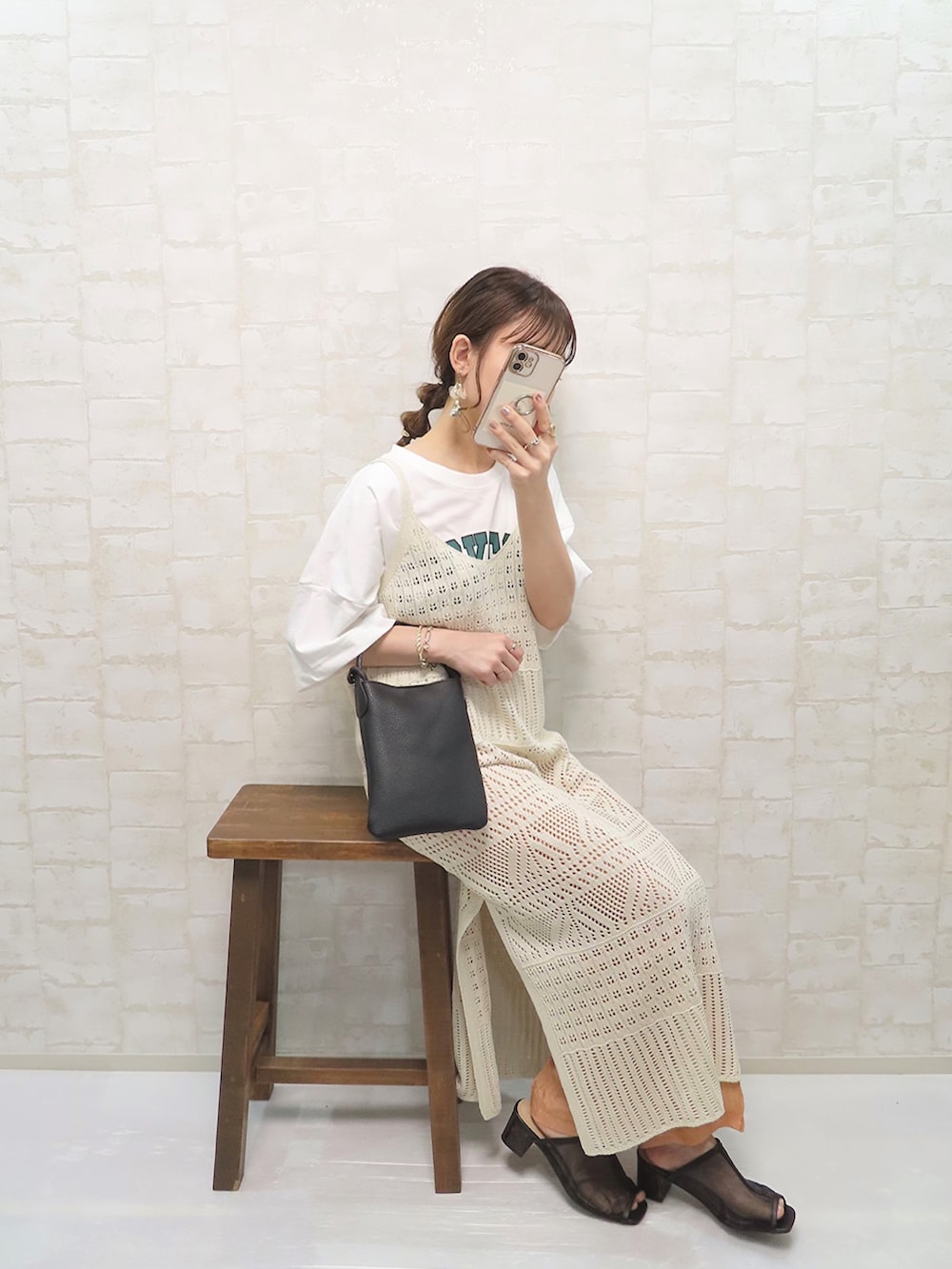 ホワイト系のシャツ/ブラウス、オレンジ系のその他パンツ、ブラック系のサンダルを着用したレディースの春コーディネートの2枚目の写真