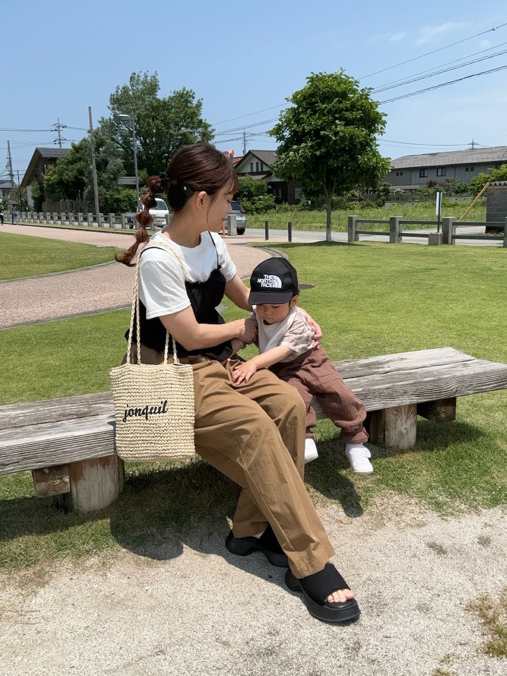 「Crisp、プチプラ、レイヤードスタイル、白Tシャツ、ビスチェ、サンダル、大人女子、お出かけコーデ、休日スタイル、夏コーデ、Tシャツコーデ、シンプルスタイル、夏ファッション、厚底サンダル、かごバッグ」｜「Crispの２タックイージーパンツ[c2R3685]（カーゴパンツ、ブラウン系）」を使った、chicchimoさん（レディース・152cm）の夏コーディネートの5枚目の写真