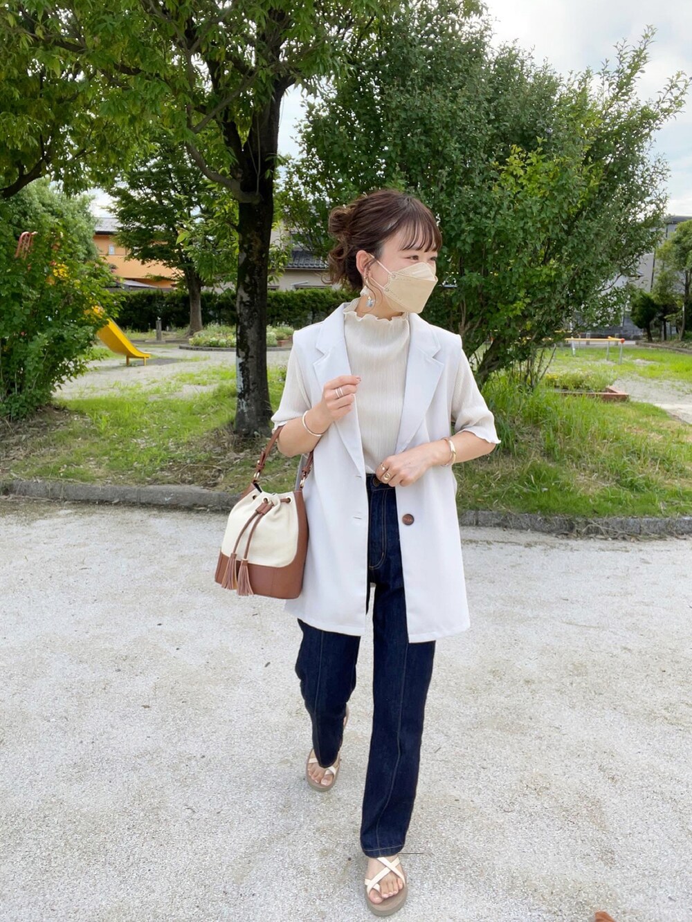 ホワイト系のTシャツ/カットソー、ベージュ系のサンダル、ベージュ系のベストを着用したレディースの夏コーディネートの2枚目の写真