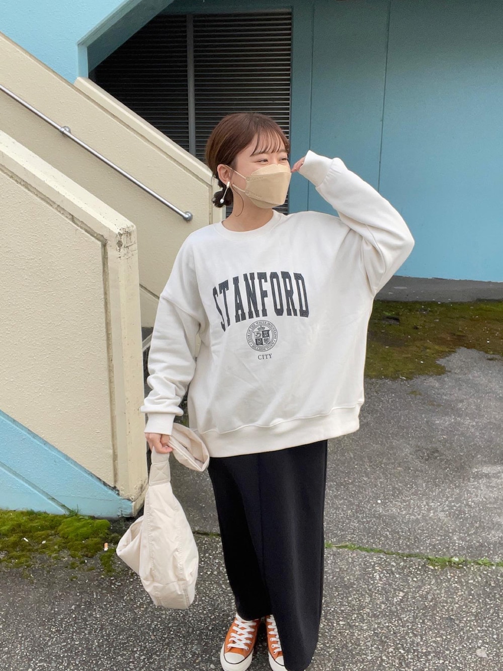 ホワイト系のスウェット、ホワイト系のパーカー、ブラック系のスカートを着用したレディースの春コーディネートの5枚目の写真