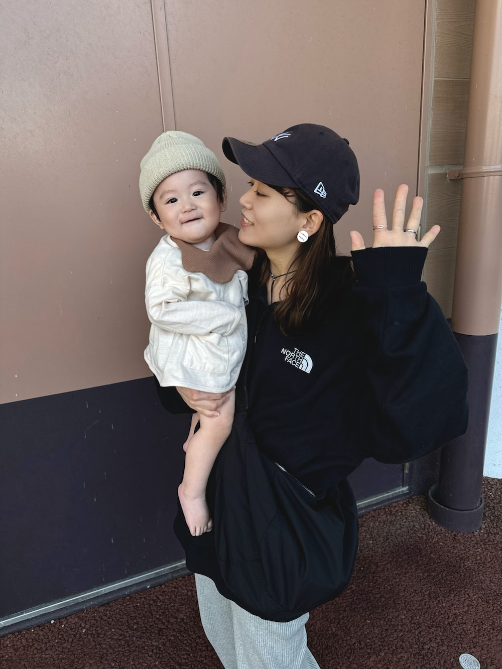 ブラック系のスウェット、グレー系のパンツ、ブラック系のショルダーバッグを着用したレディースの秋コーディネートの5枚目の写真