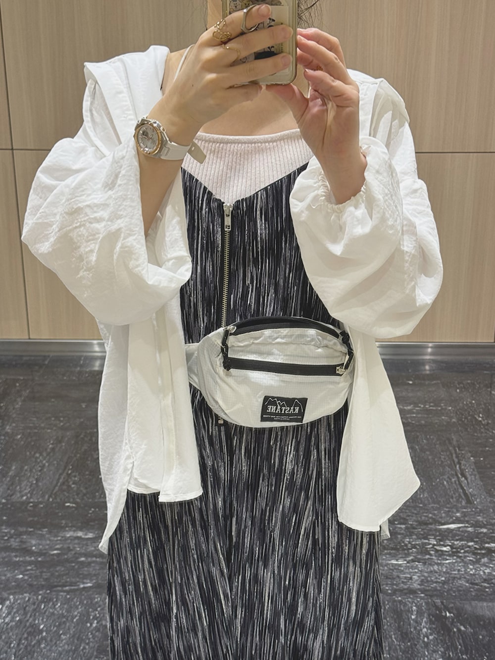 ホワイト系のシャツ/ブラウス、ブラック系のワンピース、ブラック系のサンダルを着用したレディースの夏コーディネートの4枚目の写真