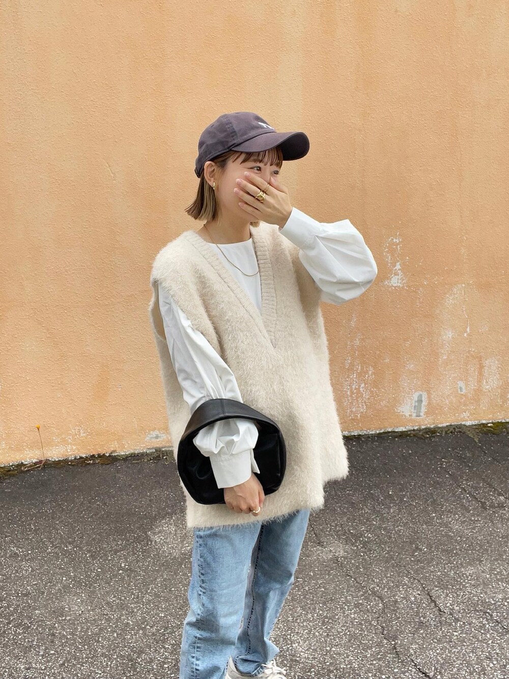 「Sonny　Label、秋コーデ、ベスト、レイヤードスタイル、お出かけコーデ、スポーツミックス、ストリート、キャップ、シャツスタイル、プチプラ、きれいめカジュアル、スニーカー、休日スタイル、秋服準備はじめました、PR」｜「URBAN RESEARCH Sonny Labelのタックパフスリーブブラウス（シャツ/ブラウス、ホワイト系）」を使った、chicchimoさん（骨格ナチュラル・レディース・152cm）の秋コーディネートの4枚目の写真