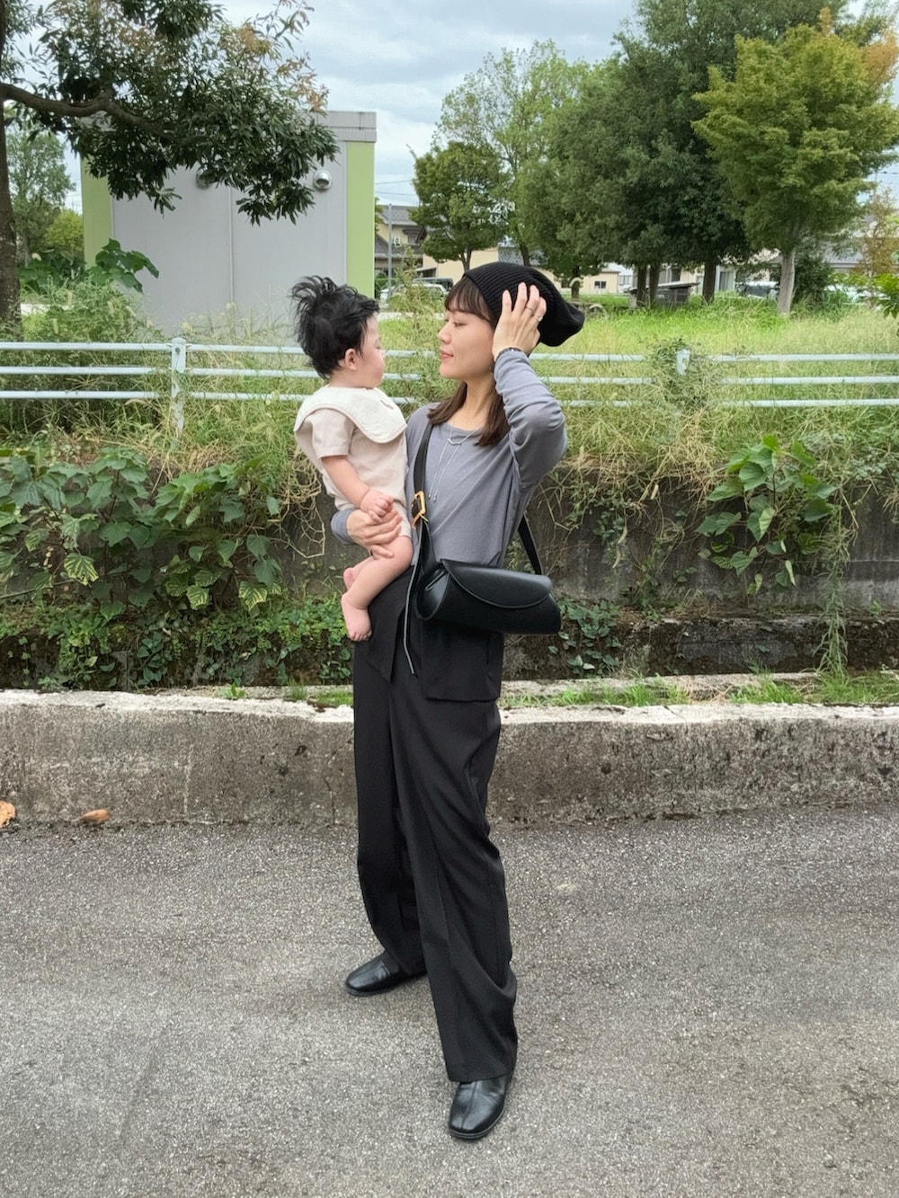 グレー系のTシャツ/カットソー、ブラック系のその他パンツ、ブラック系のショルダーバッグを着用したレディースの秋コーディネートの4枚目の写真